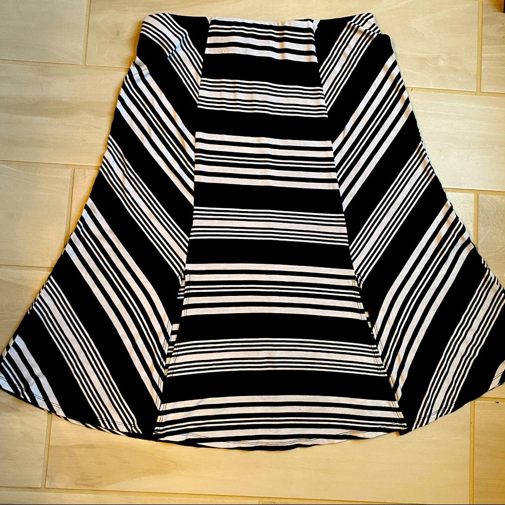 Apt.9 || Black/white striped flowy and stretchy skirt with front slits